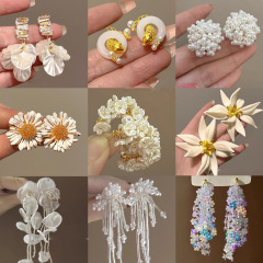 銀の針のフランスの復古の花の真珠のフリンジイヤリングの個性の甘い気質のピアスの軽い豪華な高級感の耳飾りの女性