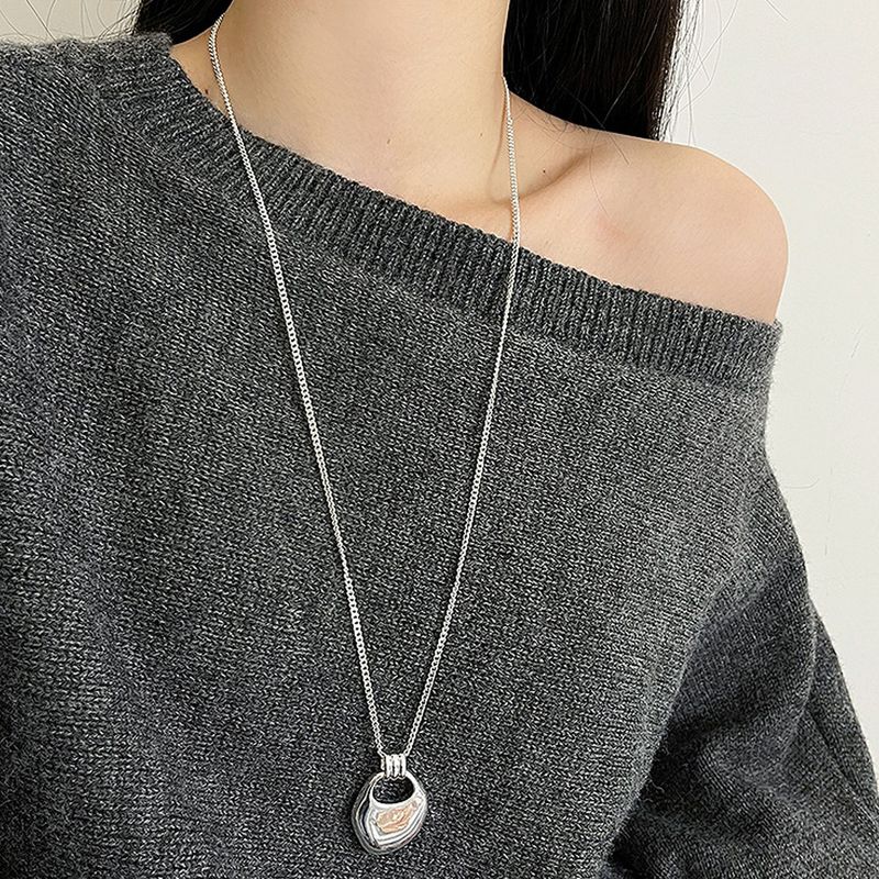 コールドスタイルのシルバーのブラッシュド加工ドロップペンダントネックレス、女性向け、ニッチなライトラグジュアリー、高級感、ロングタイプ、秋冬のセーターチェーンに万能|undefined