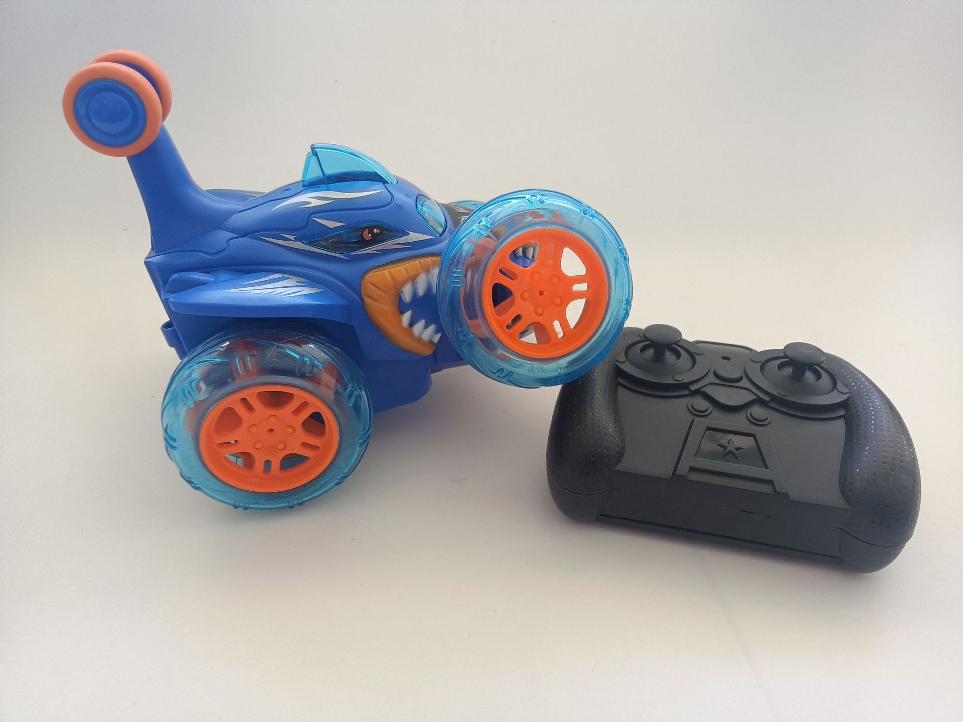 Transfronterizos vehículos de acrobacias de control remoto 360 grados giratorios vehículos de control remoto tk 2.4G tiburones carreras luces camión volcado