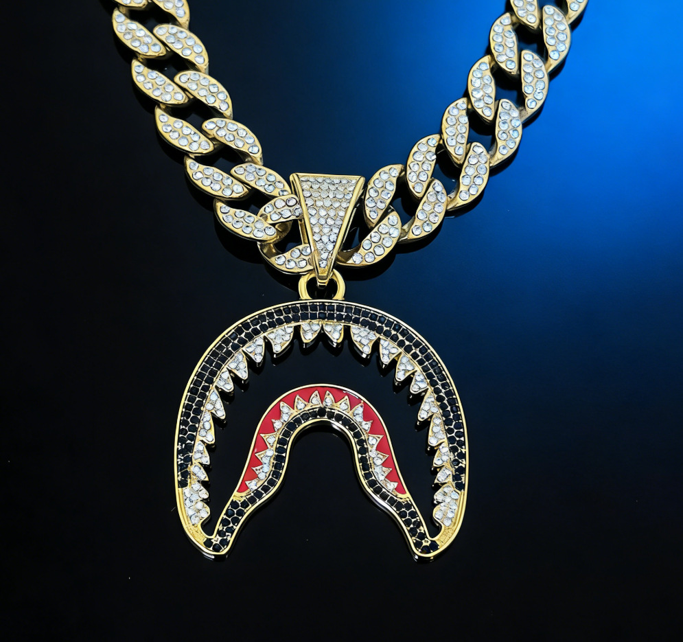 Europa y América calles viento taladro dientes de tiburón colgante de cadena cubana hombre collar de fuerza Hip Hop fábrica para llevar a cabo personalización