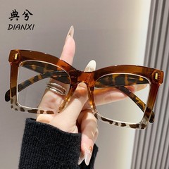 欧米の新型の四角形の大きい枠は色の高級な老眼鏡を合わせて青い光のファッションの気質の高清の老眼鏡の男女を防ぎます。