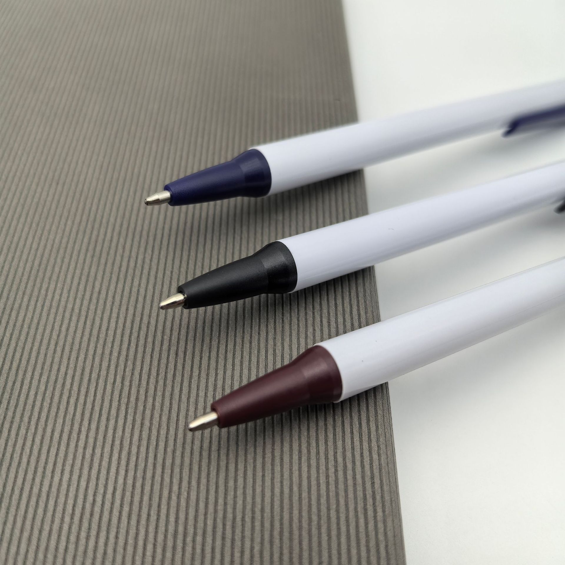 Bolígrafo de prensa de plástico clásico, bolígrafo publicitario simple, transferencia de calor, bolígrafo antiguo, bolígrafo blanco barato