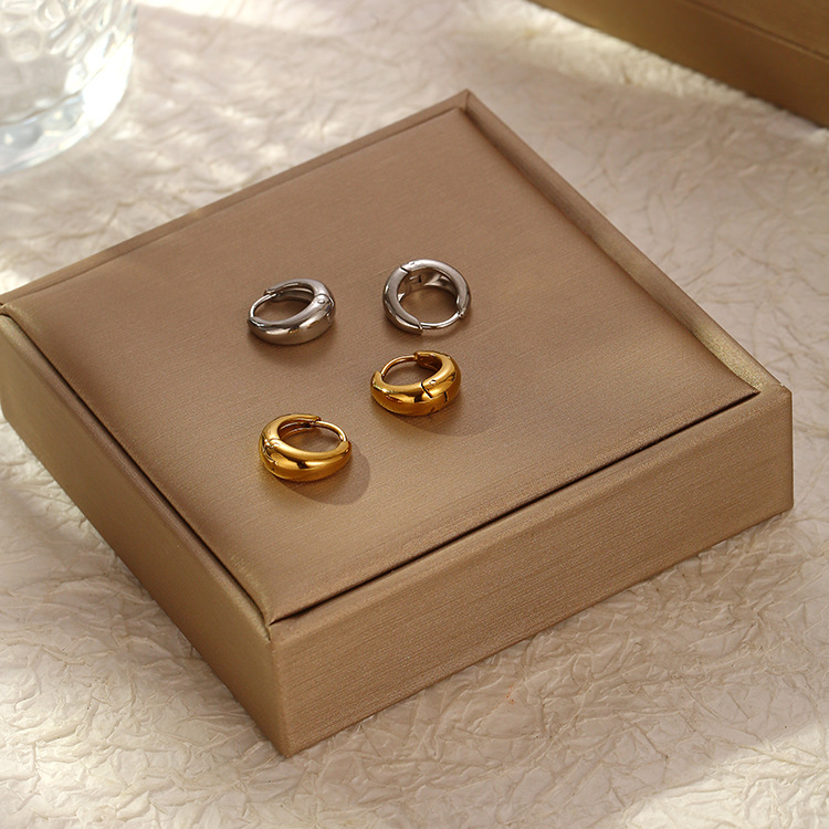 Europeo y americano transfronterizo moda 18K acero inoxidable redondo curvado oído hebilla simple moda todo fósforo titanio acero pendientes al por mayor