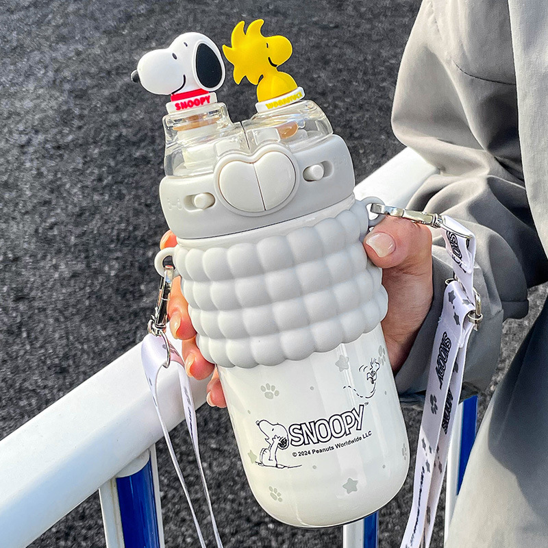 Taza de aislamiento Snoopy Crayon Shin-chan para estudiantes de jardín de infantes con pajitas Taza de agua caliente con doble bebida