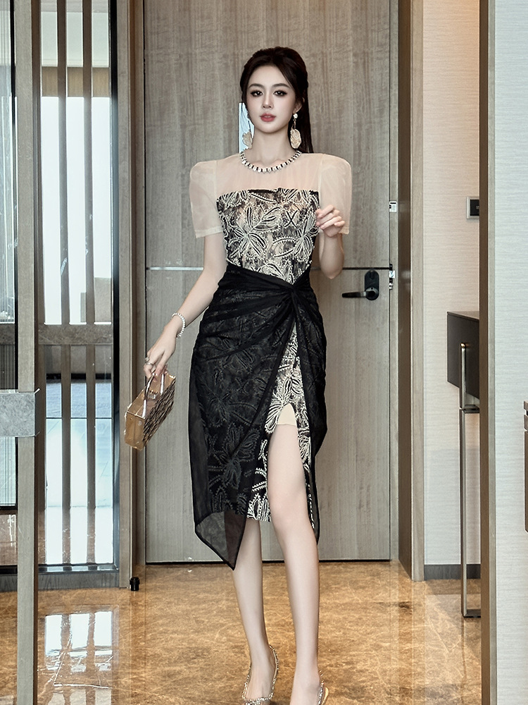 Đầm ren xẻ tà phong cách Pháp đính đá nặng, lưới voan phối ren, ôm body — Màu đen