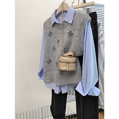 レトロな刺繍の小さい花の丸首のベストの女性の柔らかいモチモチの短い袖なしのセーターの春と秋の冬の新型のニットの上着