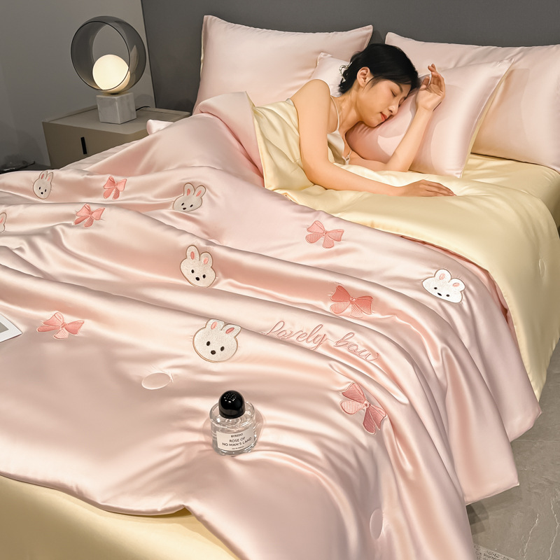 Seda de hielo lavada Edredón de verano Edredón de aire acondicionado Dormitorio individual Edredón fresco de verano Juego de cuatro piezas Edredón de verano lavable a máquina