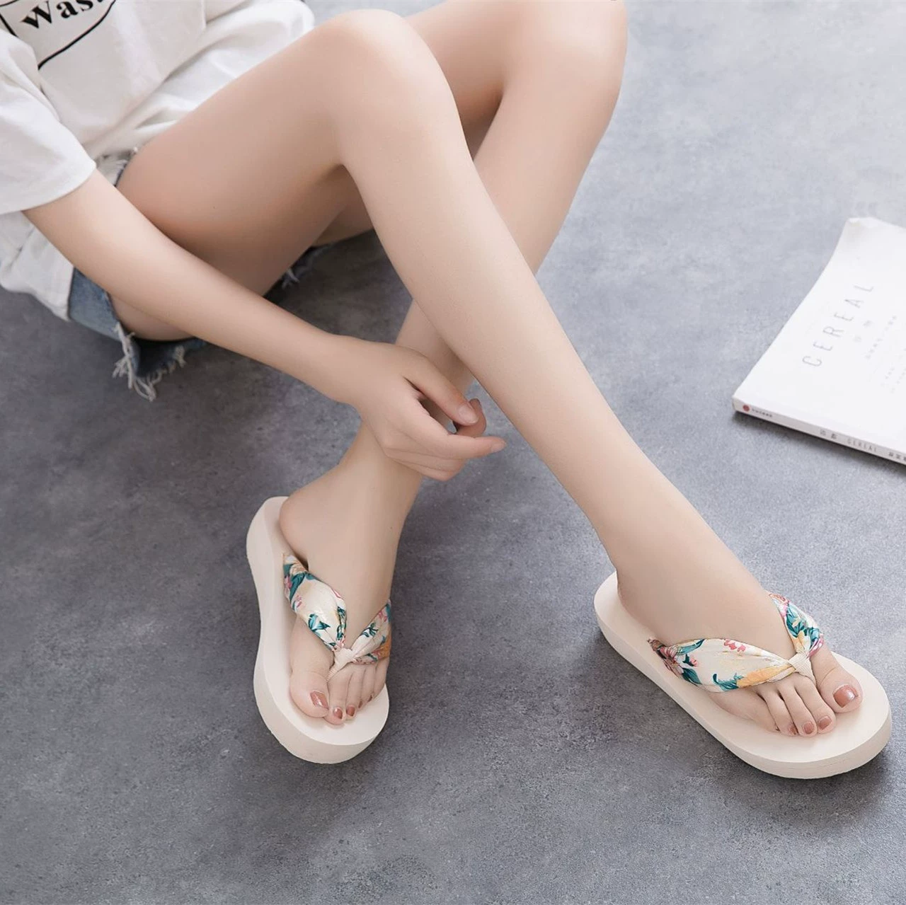 Летние Женские повседневные шлепанцы-стринги на плоской подошве, модная пляжная обувь в богемном стиле, Нескользящие сандалии на платформе