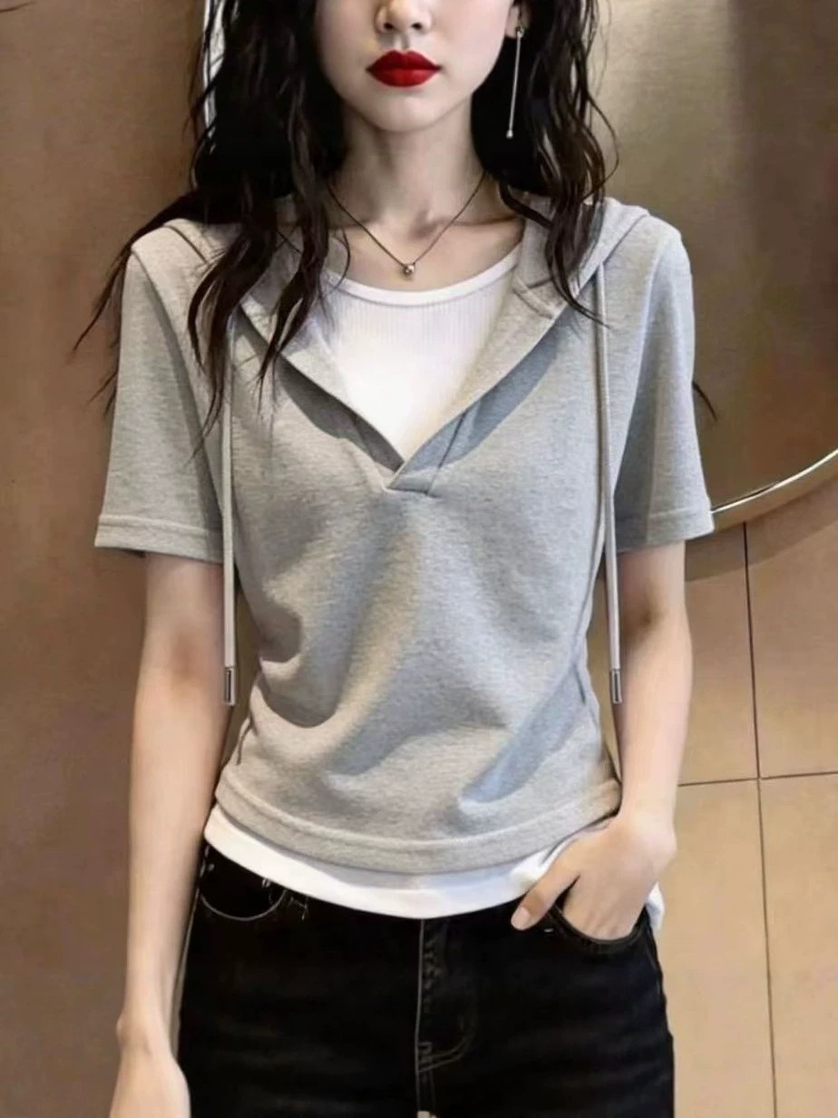 Áo thun nữ tay ngắn cổ tròn phối hai lớp mũ trần, thiết kế giả hai lớp tạo hiệu ứng che khuyết điểm — màu xám