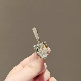 New Design Sense Niche Gold Shovel Shining Anti-running Light Brooch Women's High-end Sense High-end Exquisite Accessories Pin Corsage