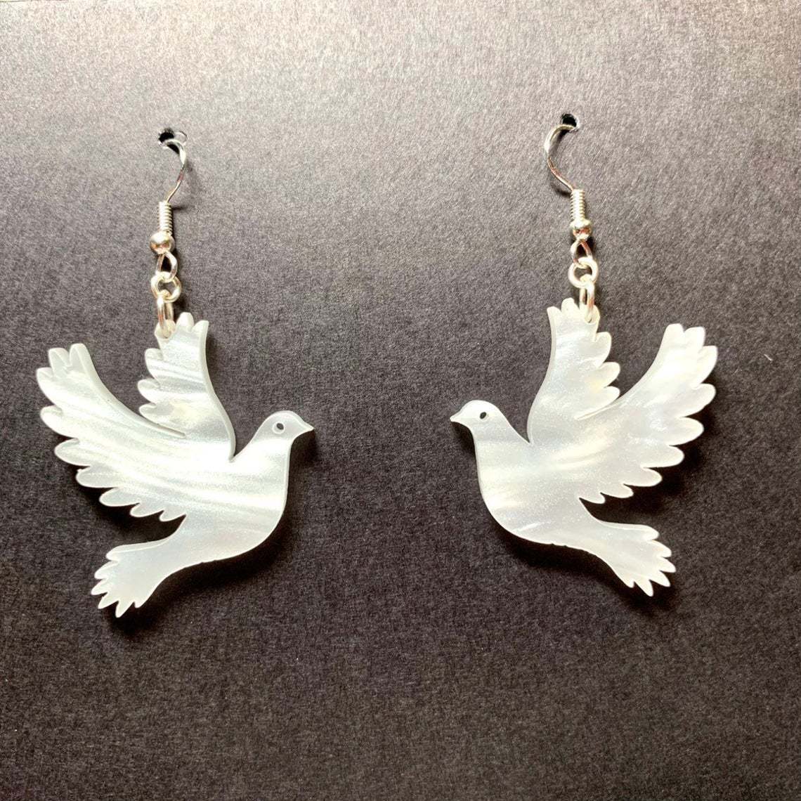 INS acrílico super cool volador golondrina pájaro temperamento femenino versátil personalidad moda suerte paloma pendientes fábrica image 3