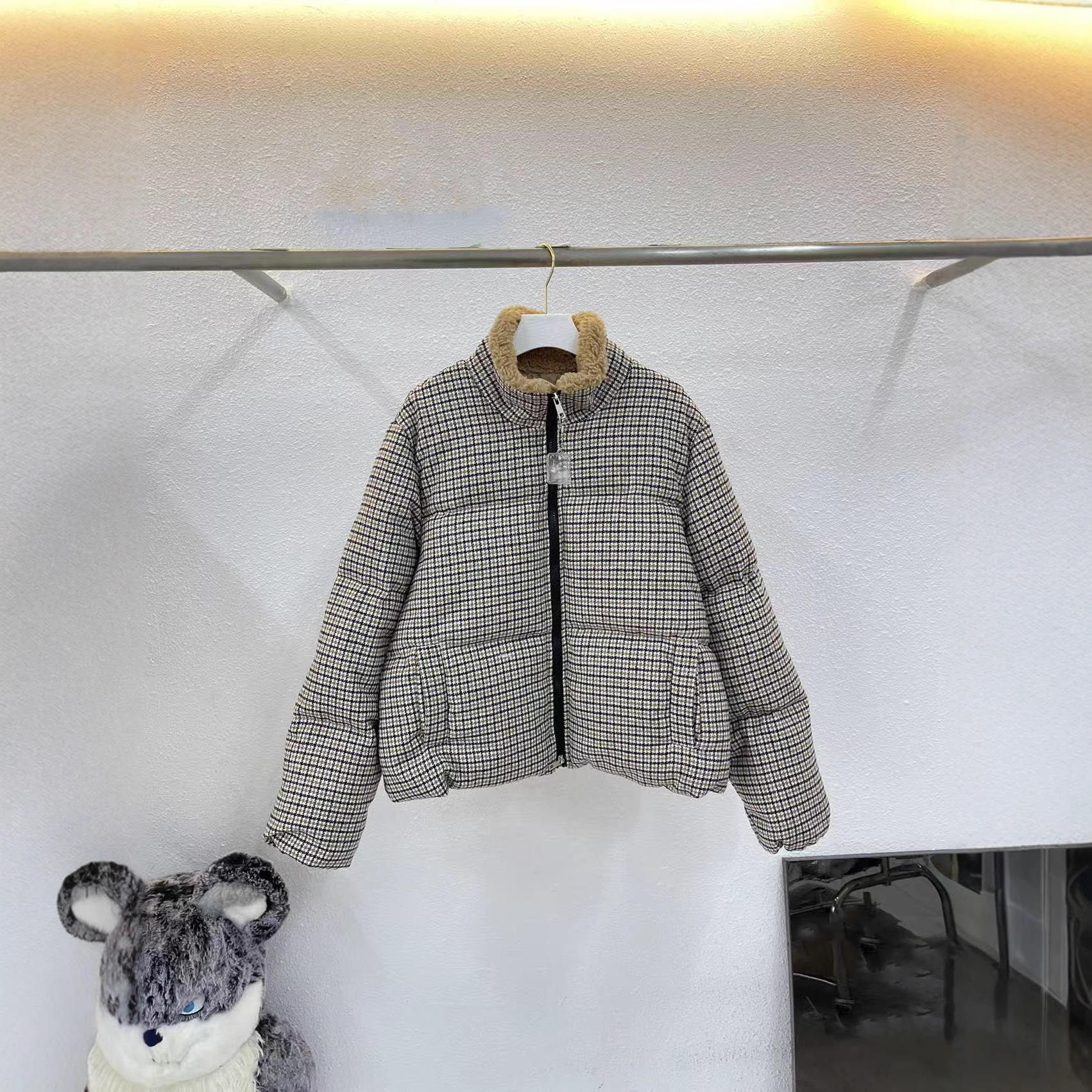 新款女装冬季绒时尚徽标格纹拼接羊毛立领短款羽绒服外套