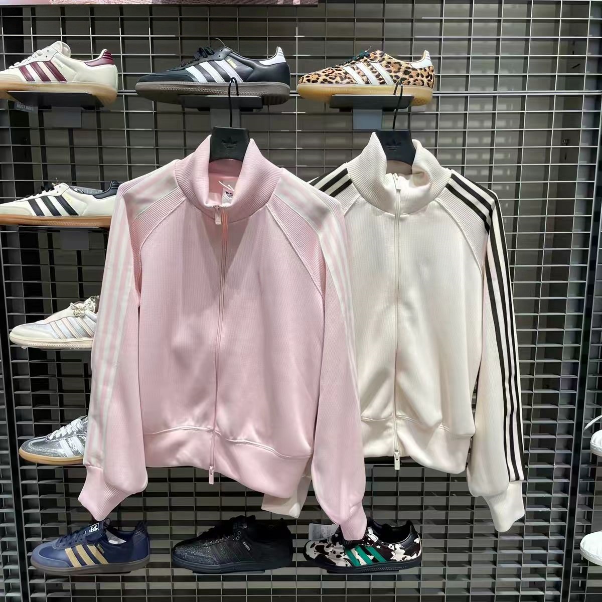Spring and autumn season, three-stripe stand-up collar sports jacket, embroidered logo jacquard jacket, loose and breathable cardigan top, trendy style