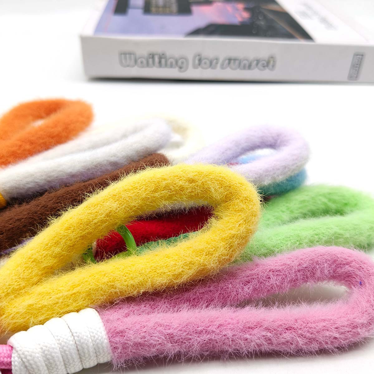 Pequeño color personalizado pelusa fresca al aire libre anti-perdida corta cuerda de teléfono móvil de visón llavero bolso colgante cuerda