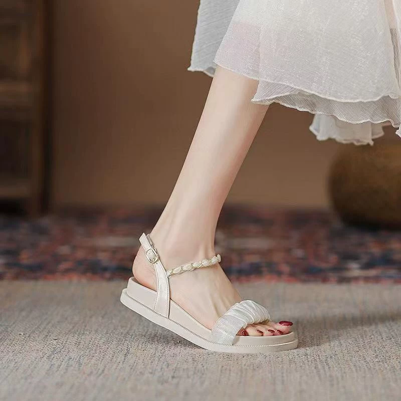 Женские сандалии на толстой подошве, новинка лета 2025 года, красивые с юбками, женские римские туфли на мягкой подошве на плоской подошве в сказочном стиле.