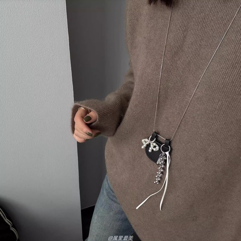 ニッチデザインレザーバッグパールリボンロングセーターチェーン甘くてクールな個性インバッグハンギングアクセサリー女性用|undefined