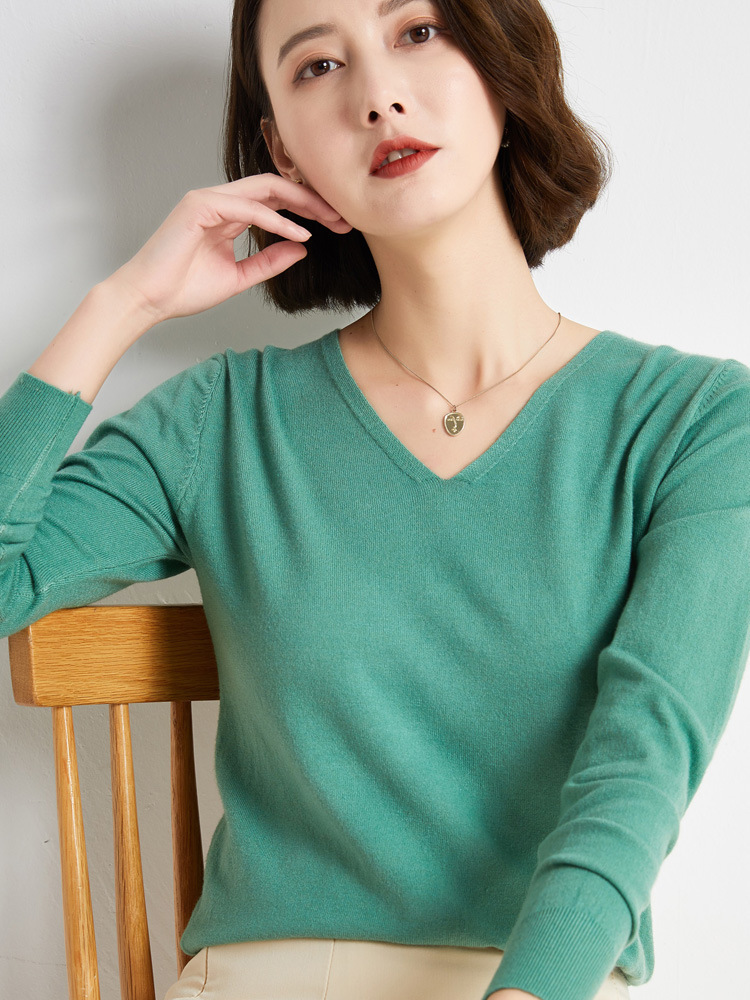 Otoño e Invierno nuevo estilo occidental con cuello en V color sólido manga larga suéter de fondo interior simple desgaste exterior suéter de cuello de pollo para mujeres