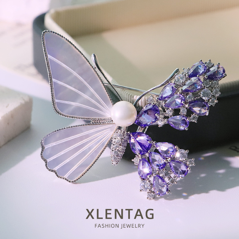 Conchas de perlas naturales zircon púrpura mariposa broche de mujer alta sensibilidad pectoral temperamento joyas de pecho al por mayor