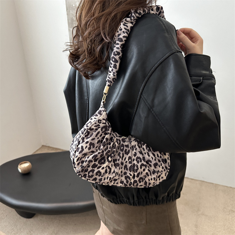 Otoño y invierno ocio de gran capacidad de la personalidad de 2024 nueva moda leopardo plegado simple brazo bolso de mujer suave