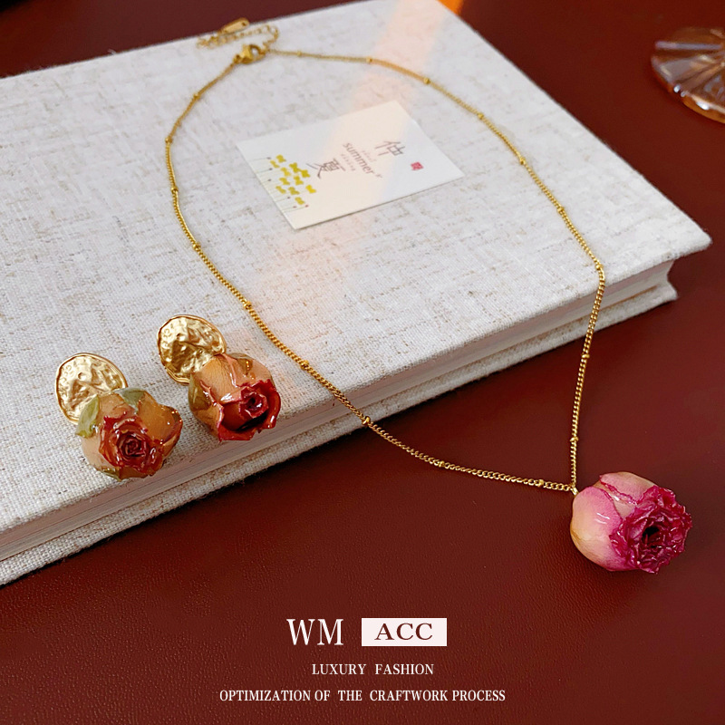 Pendientes de flor de rosa inmortal con aguja de plata Pendientes de lujo ligero francés de alta gama Conjunto de joyería de temperamento de nicho retro de moda