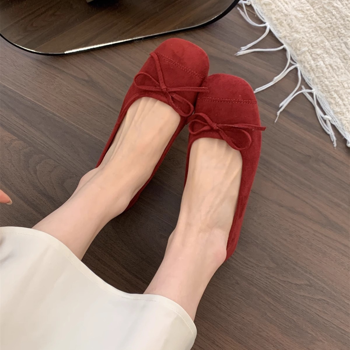 Zapatos individuales rojos de gamuza primavera para mujer nuevo estilo boca baja un pedal retro suave estilo de hadas ballet zapatos de frijoles planos