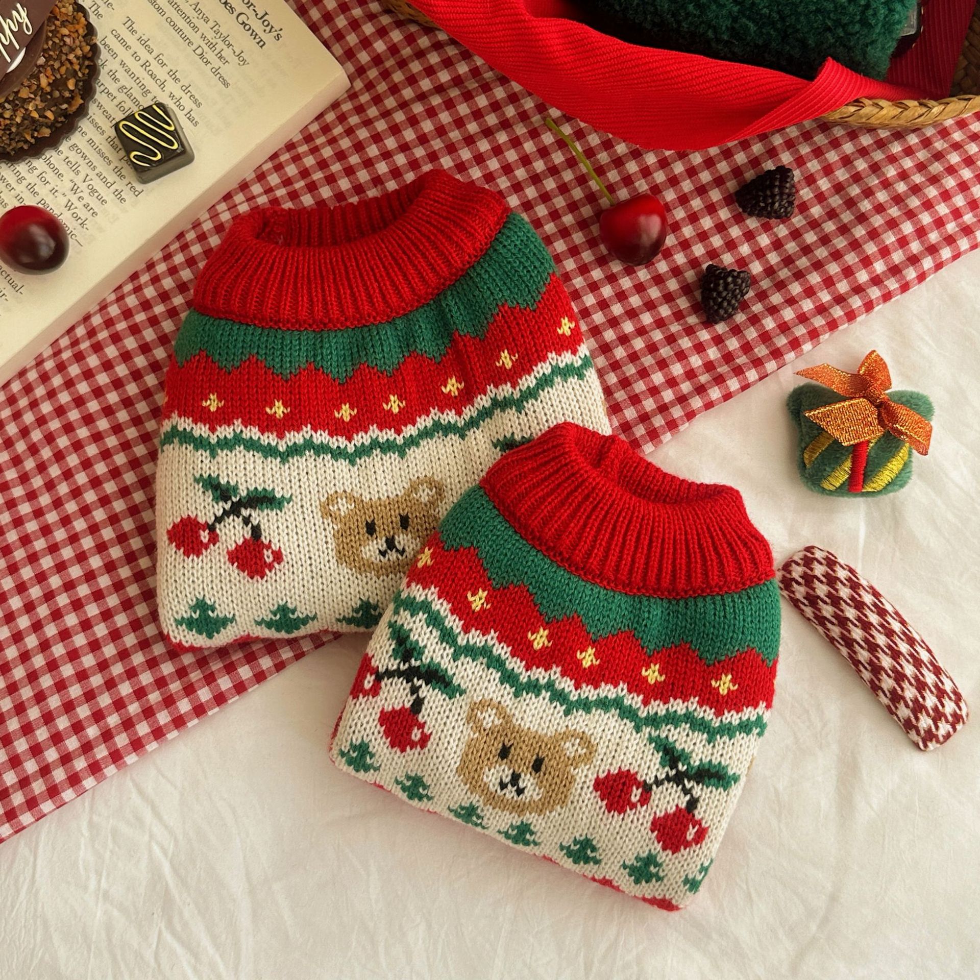 秋と冬のペット犬服小型犬と猫用のスポット卸売お祝いクリスマスチェリーペットセーターを暖かく保ちます。