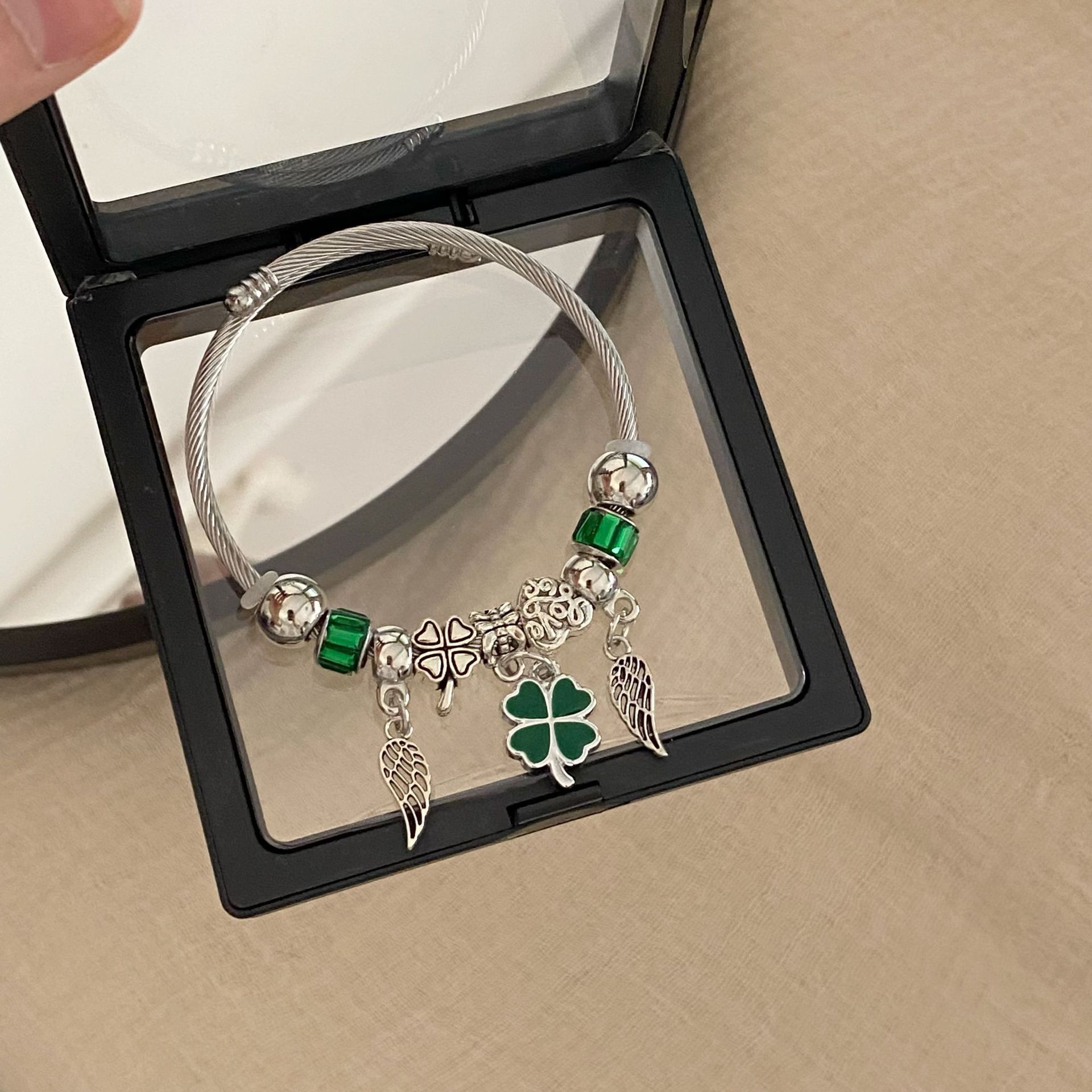 Bracciale con perline quadrifoglio ali d angelo design di nicchia_voghion.com