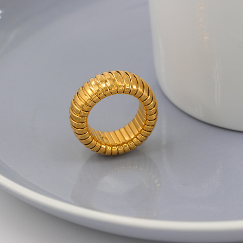 European and American trendy street photography, simple spiral pattern snake ring ring, stainless steel metal texture, fashionable men's internet celebrity ring