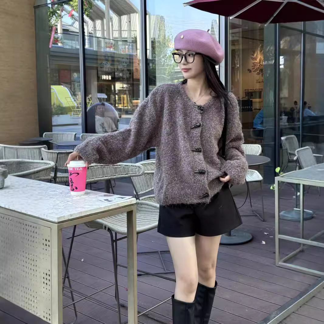 24 invierno Puyuan estilo francés corno hebilla chaqueta de jersey de punto para mujeres otoño invierno 2024 sensación de diseño pequeño