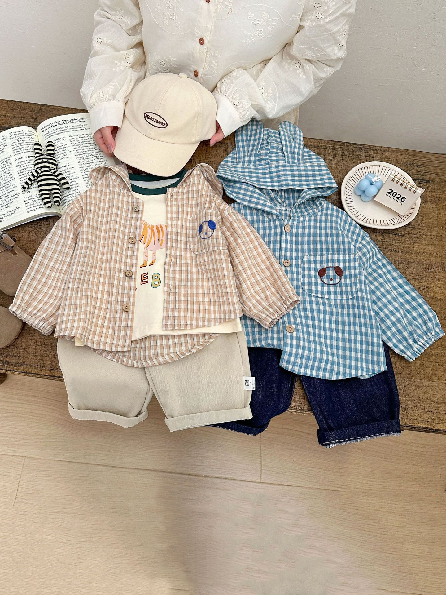 Camisas lindas coreanas para bebés de sexo masculino y femenino 2026 primavera nueva camisa con capuchón de estilo a cuadros para niños extranjeros