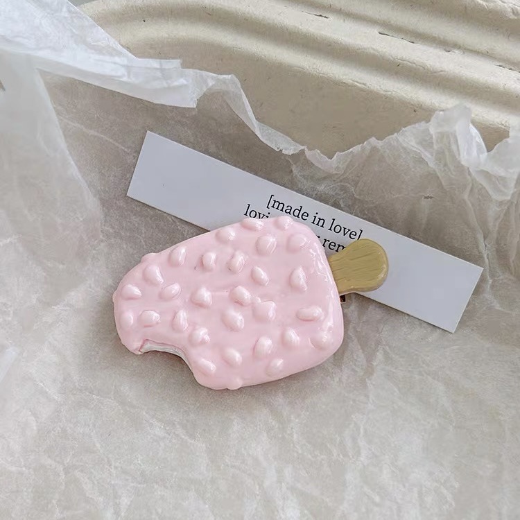 핑크색 아이스크림을 한입 먹어보세요