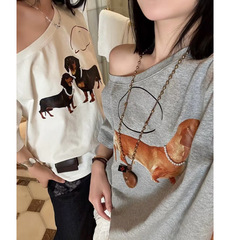 Jennieは同じ真珠のネックレスの犬のプリントの斜めの肩のtシャツの女性の2025新型のゆったりしていてやせている半袖の上着を現します。