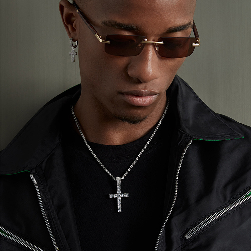 Collier en acier titane avec croix incrustée de diamants, style hip-hop simple et haut de gamme, fusion européenne et américaine._voghion.com