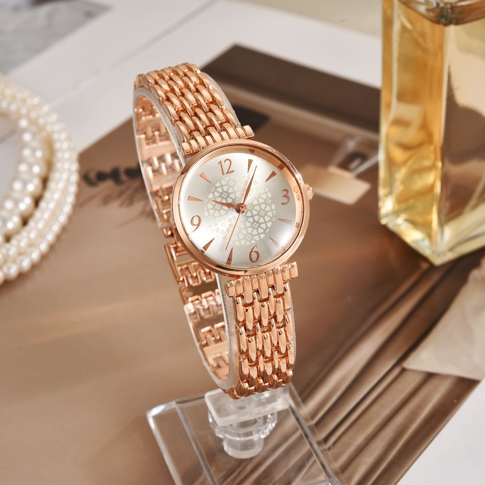 Estilo europeo y americano temperamento casual cinturón de acero cuarzo reloj para mujer moda reloj de aleación de superficie digital pulsera para mujer reloj para mujer