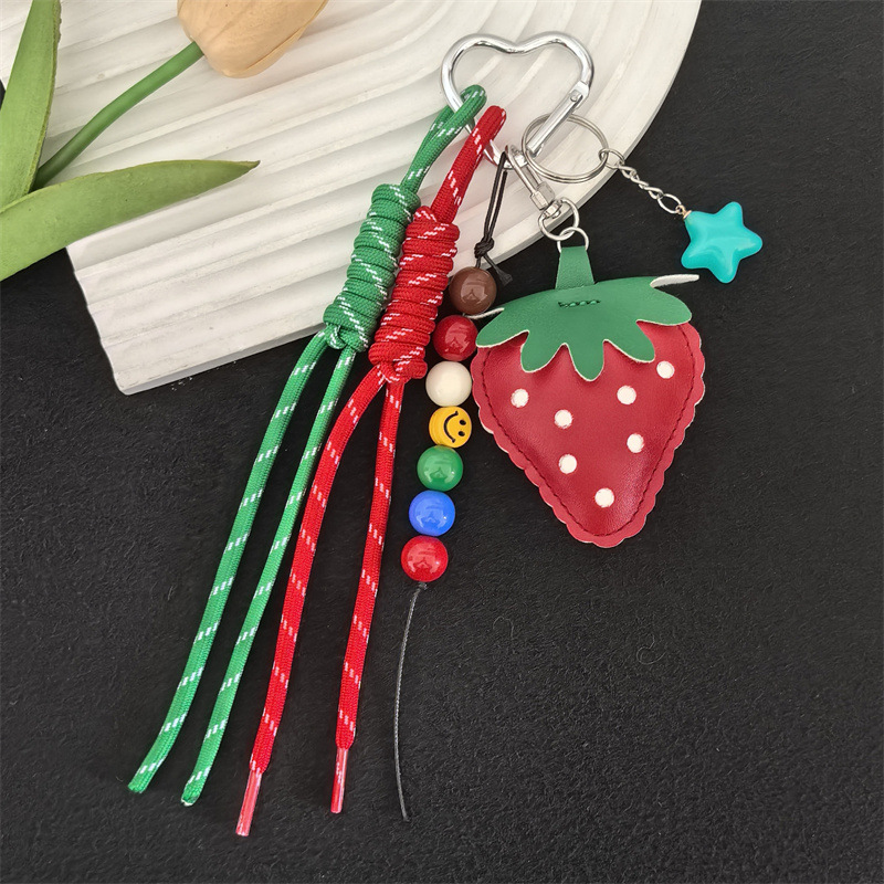 Llavero de cuero estilo MIU con colgante de estrella de fresa, accesorio de alta gama para llaves de coche.