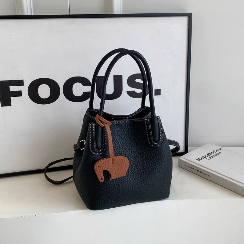 Bolso de estilo extranjero de alta gama, bolso de mujer de verano 2024, nuevo y popular bolso de mano de moda súper caliente, bolso de cubo de agua de mano