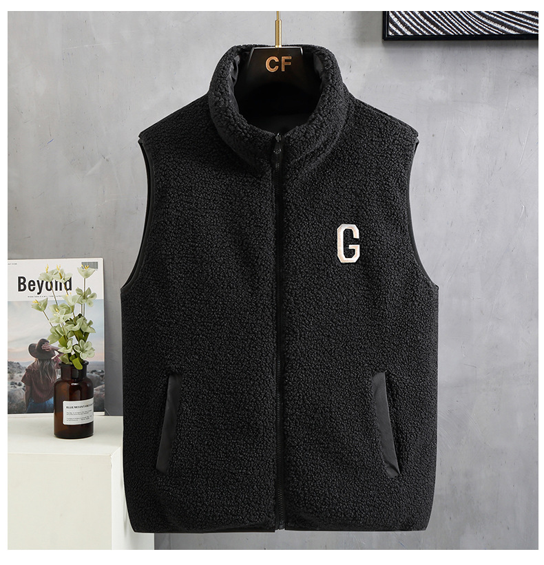 Yelekli erkek peluş ceket sonbahar kış trendi, şık ve bol bel kısmıyla kalın, sıcak tutan bir yelek giyiyor_voghion.com