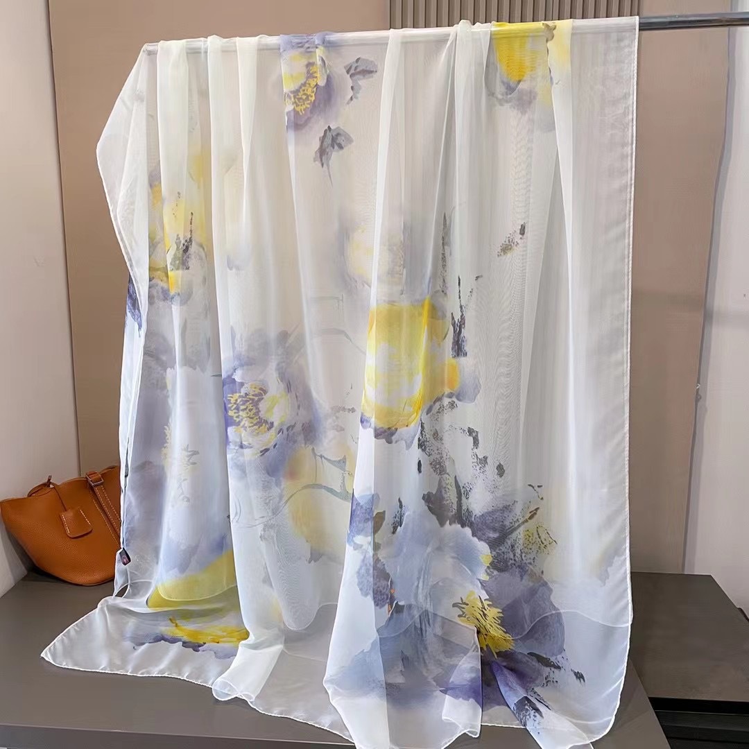 春と秋のシルクスカーフ女性用2026年新作大判ガーゼスカーフ、スタイリッシュでシンプル、多用途、おしゃれな日焼け止めショール、お母さんへのプレゼントに最適。