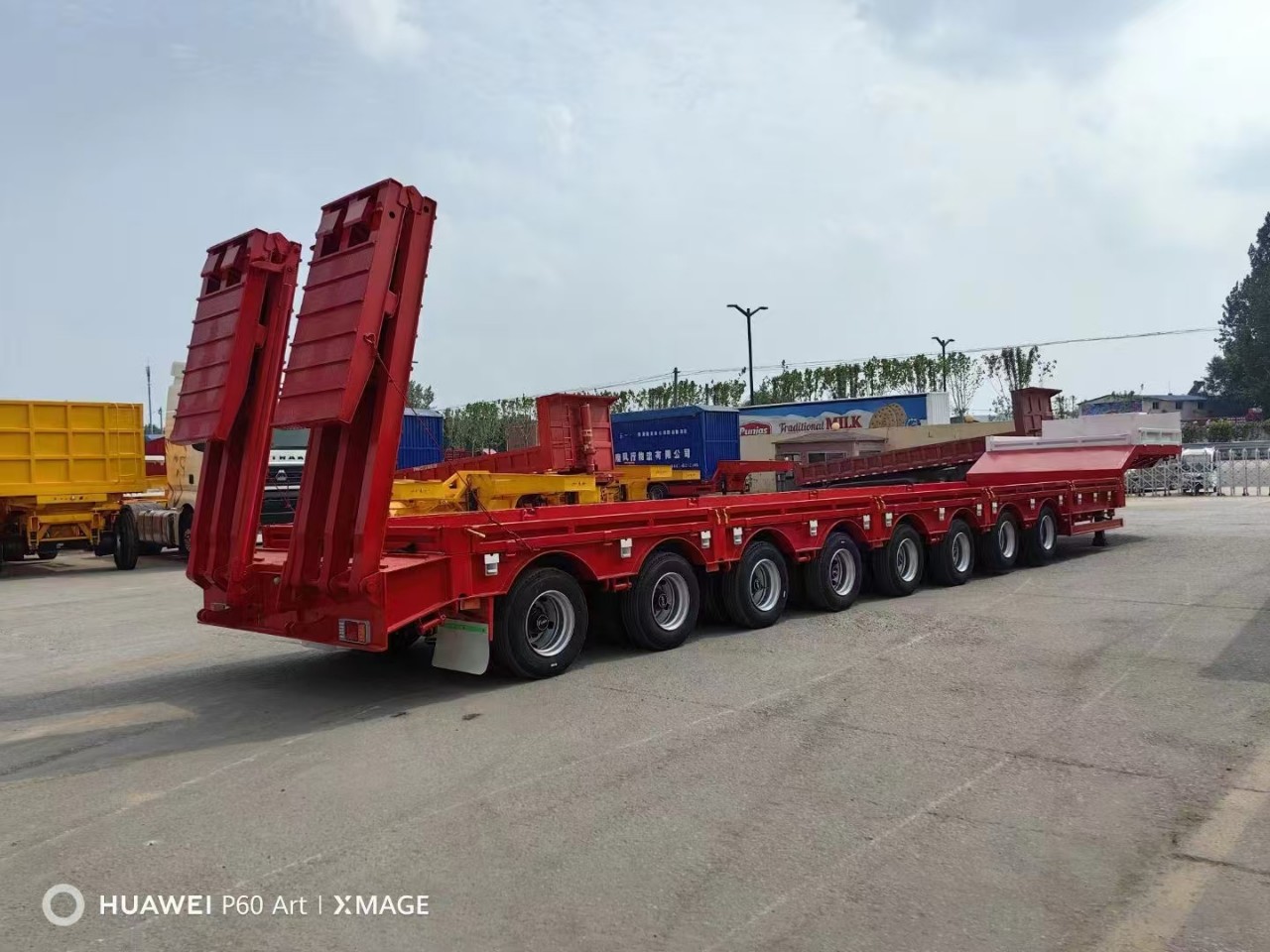 供应13米爬梯低平板挂车价格40英尺集装箱骨架运输半挂车价格