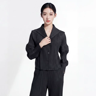 深圳南油高端女装批发三宅风褶皱开衫高级感翻领长袖宽松百搭外套