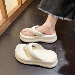 【工場卸売り】7.0が高くなった厚い底EVAが足を挟んでいる女性は夏に滑り止めビーチスリッパを履いている