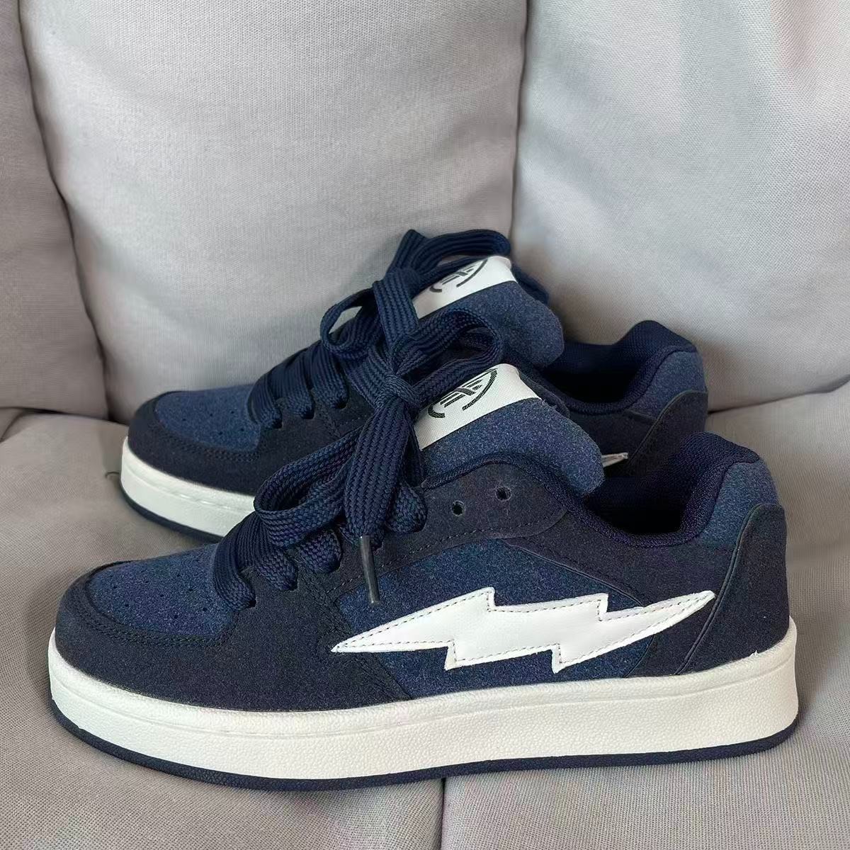 Zapatos de pareja de gran tamaño para hombres y mujeres, zapatos de skate de relámpago casuales, estudiantes de moda casuales, pan transpirable, zapatos de altura baja.