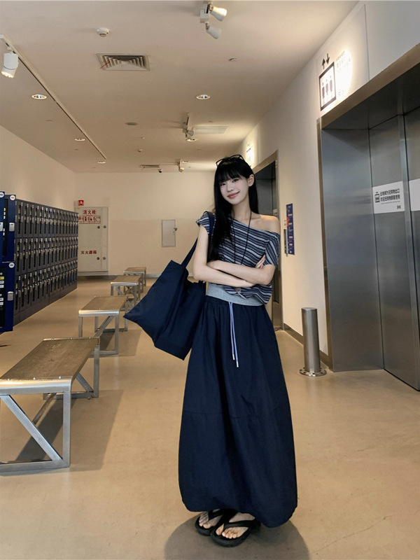 甘くてクールなホットガールスタイルの斜め肩ストライプ Tシャツリラックスした花のつぼみスカート 2025 夏の新しいファッションスーツ女性のための|undefined