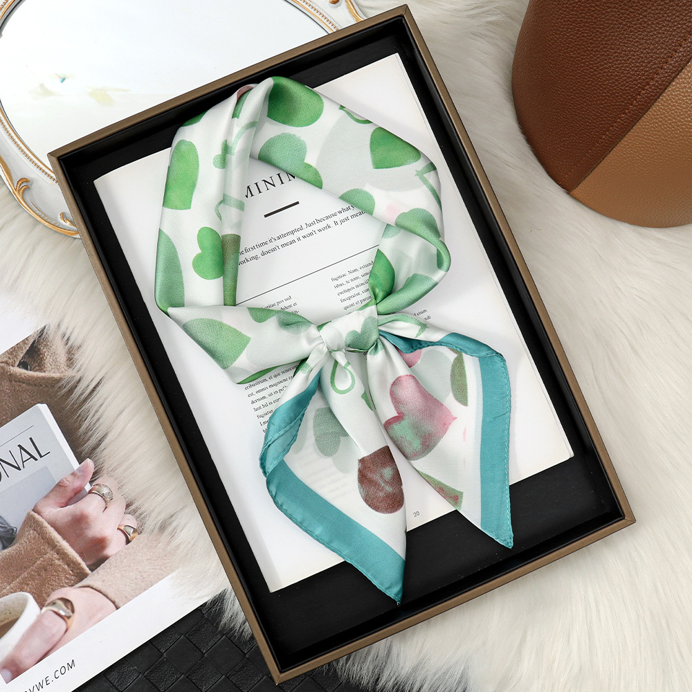 Bufanda de seda japonesa pequeña, fresca, verde 70, con sentido de la atmósfera, bufanda de mujer, bufanda, bufanda de seda dulce, regalo de mano