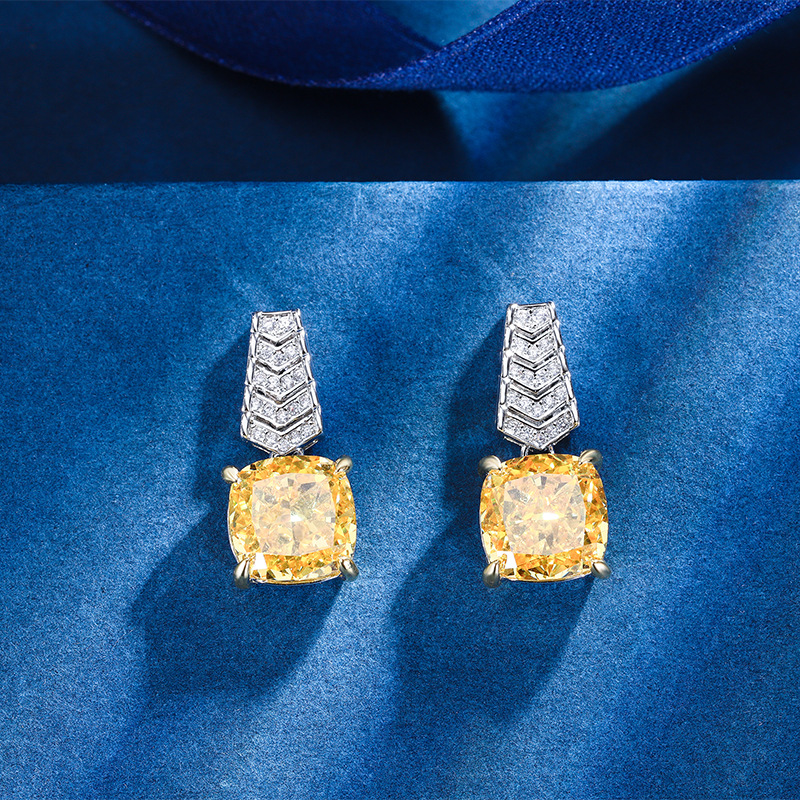 2024 nuevo Zhuang Sheng joyería diamante de alto carbono hielo flor corte cobre incrustaciones diamante amarillo luz traje de lujo hembra 12*12*10*10