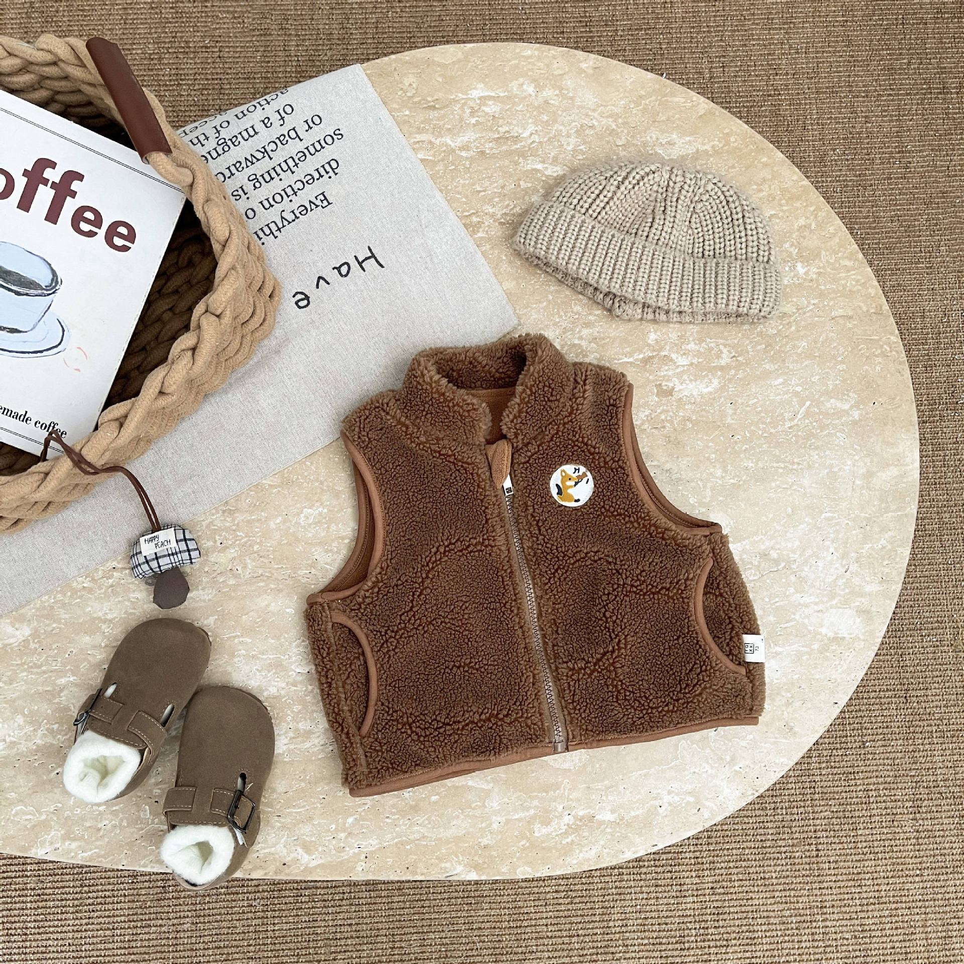 Baby chaleco más chaleco de terciopelo otoño y invierno engrosado vestido exterior para niños y niñas estilo extranjero cordero hombro caliente clip de marea