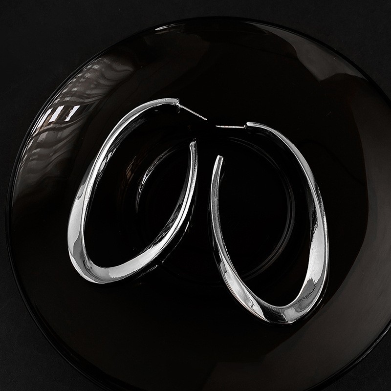 Pendientes de metal transfronterizos de otoño e invierno con aguja de plata, pendientes, pendientes de viento frío de moda de nicho, pendientes de lujo de alta gama de luz de todo fósforo