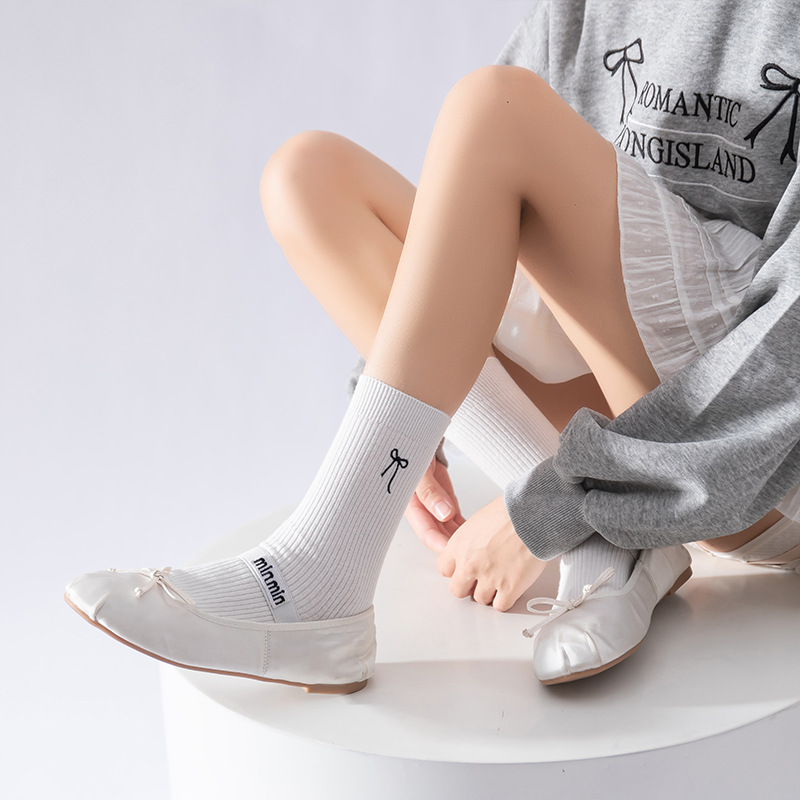Nuevos calcetines de otoño de mujer bordados arco medio Lolita retro coreano inmoderados calcetines de algodón de color sólido versátiles