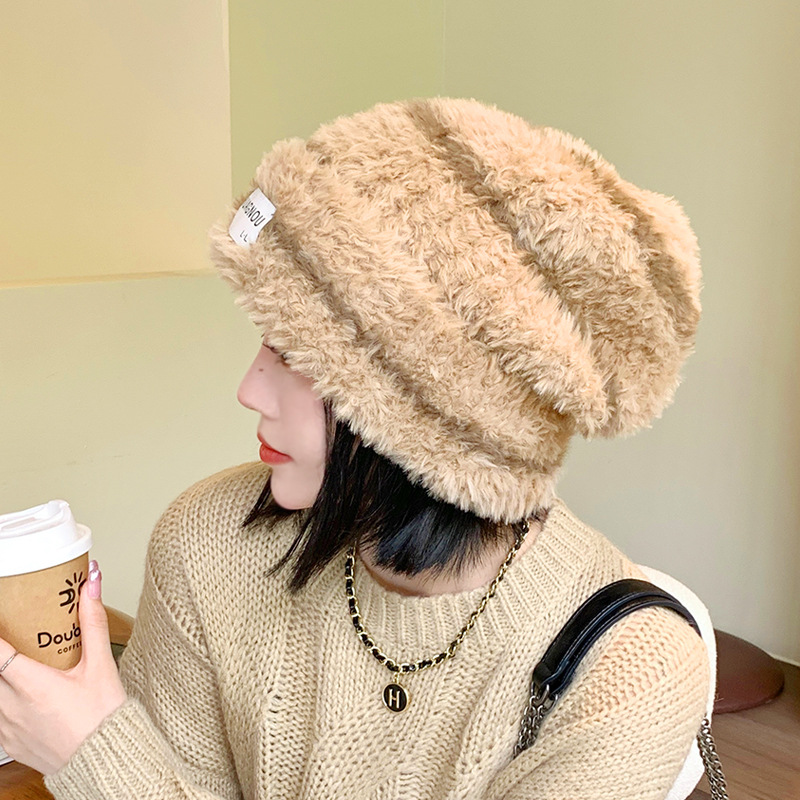 8312 Berretto di protezione per le orecchie caldo in lana lavorata a maglia in peluche a righe invernali da donna. Cappello impilato versatile e alla moda_voghion.com