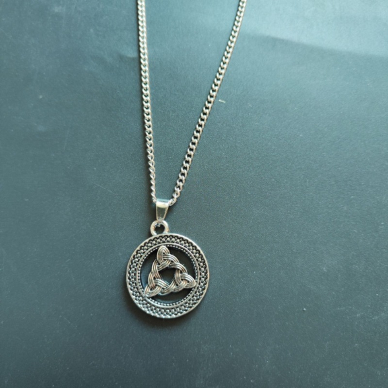 Fashionable and triangle knot circular necklace, street hip-hop punk versatile pendant trend_voghion.com